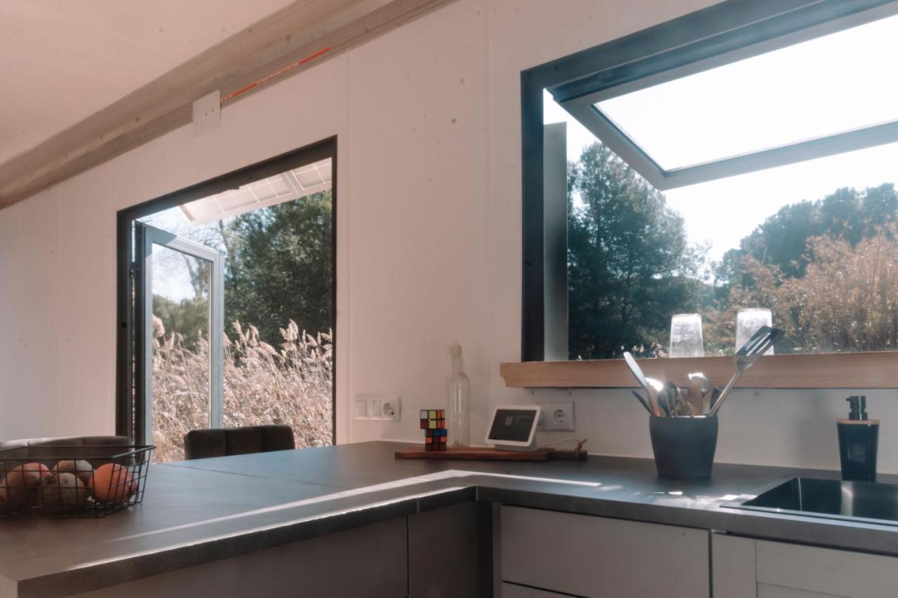 Cooltainer Retreat: Sustainable Coastal Forest Tiny House Near Barcelona カステルデフェルス エクステリア 写真