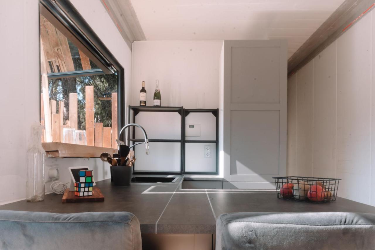 Cooltainer Retreat: Sustainable Coastal Forest Tiny House Near Barcelona カステルデフェルス エクステリア 写真