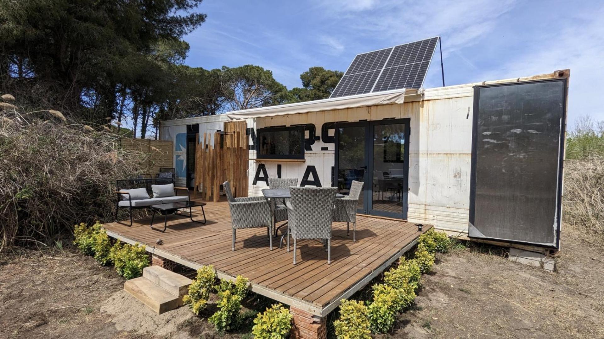 Cooltainer Retreat: Sustainable Coastal Forest Tiny House Near Barcelona カステルデフェルス エクステリア 写真