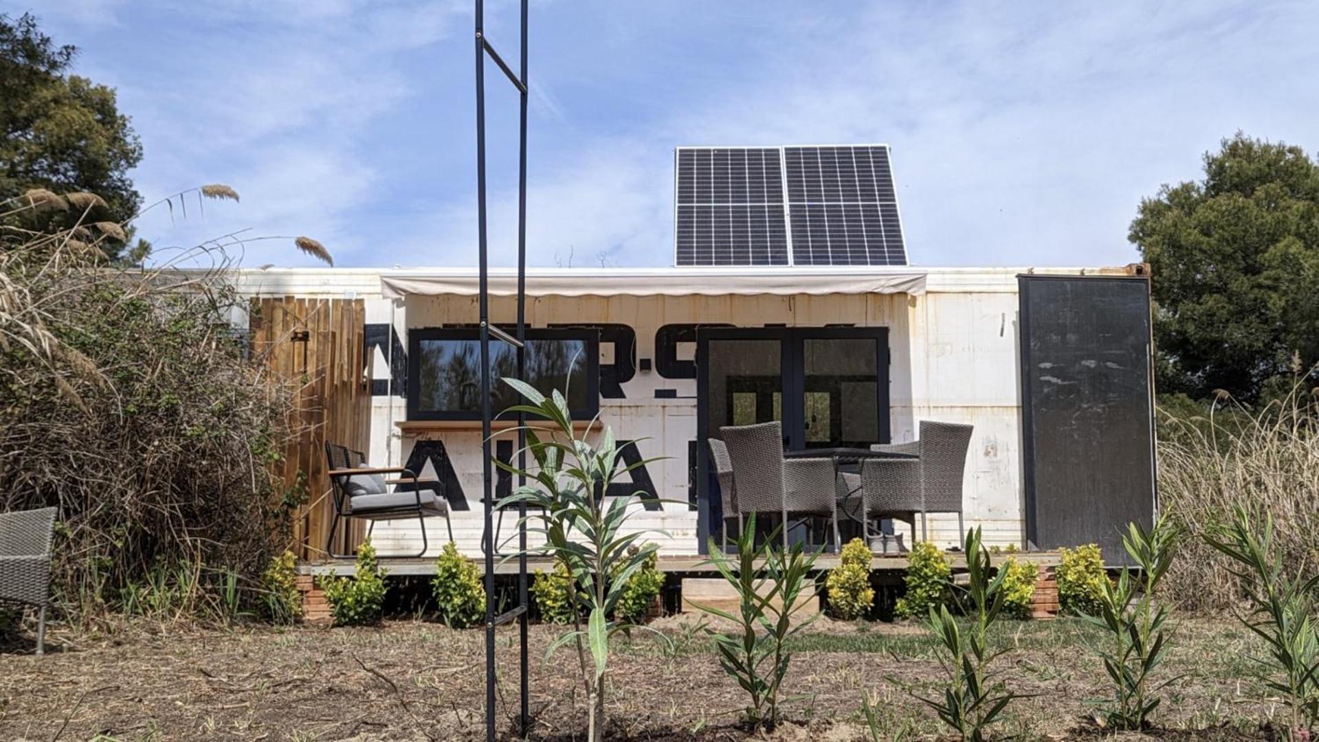 Cooltainer Retreat: Sustainable Coastal Forest Tiny House Near Barcelona カステルデフェルス エクステリア 写真